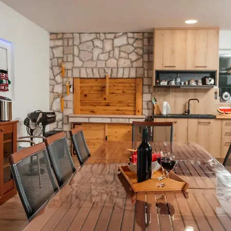 House Leonarda إيموتسكي