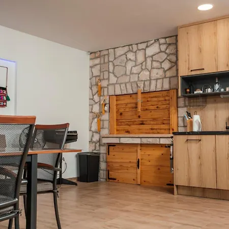 House Leonarda * إيموتسكي