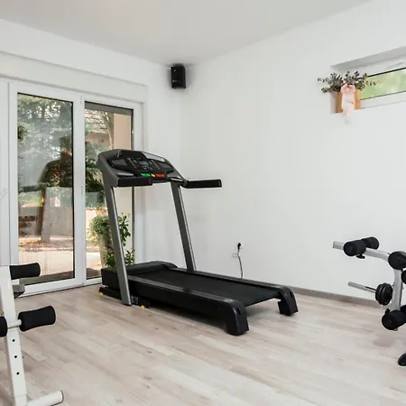 House Leonarda إيموتسكي